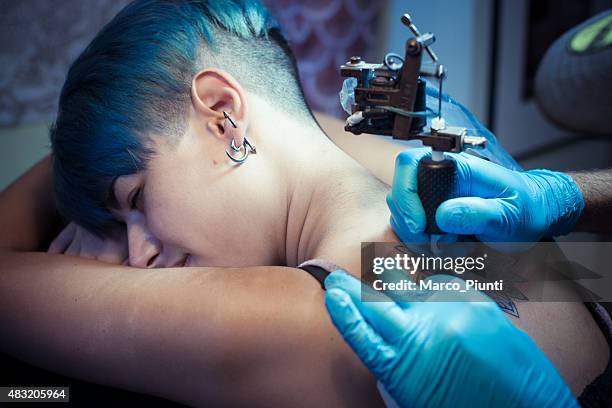 tattoo artist at work - mano umana stock pictures, royalty-free photos & images