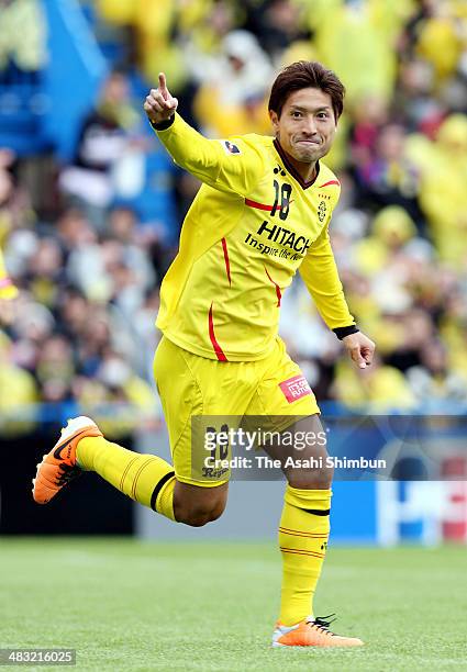 Junya Tanaka of Kashiwa Reysol celebrates scoring his team's first goal during the J.League match between Kashiwa Reysol and Cerezo Osaka at Hitachi...