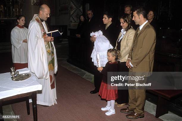 Albert Oberloher, Ehefrau Catherine Behrle-Oberloher, Günther-Michael Behrle mit Baby Alina Marie, Celine , Pfarrer Bernd Riepl , Taufe von Tochter...