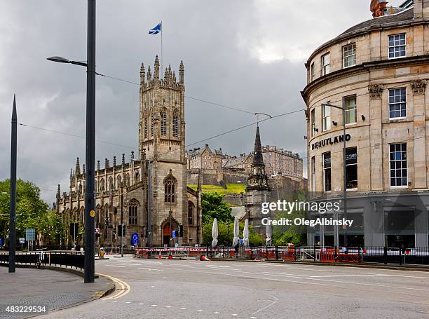 chiesa di saint john e il castello di edimburgo, scozia, regno unito. - sculpture canada foto e immagini stock