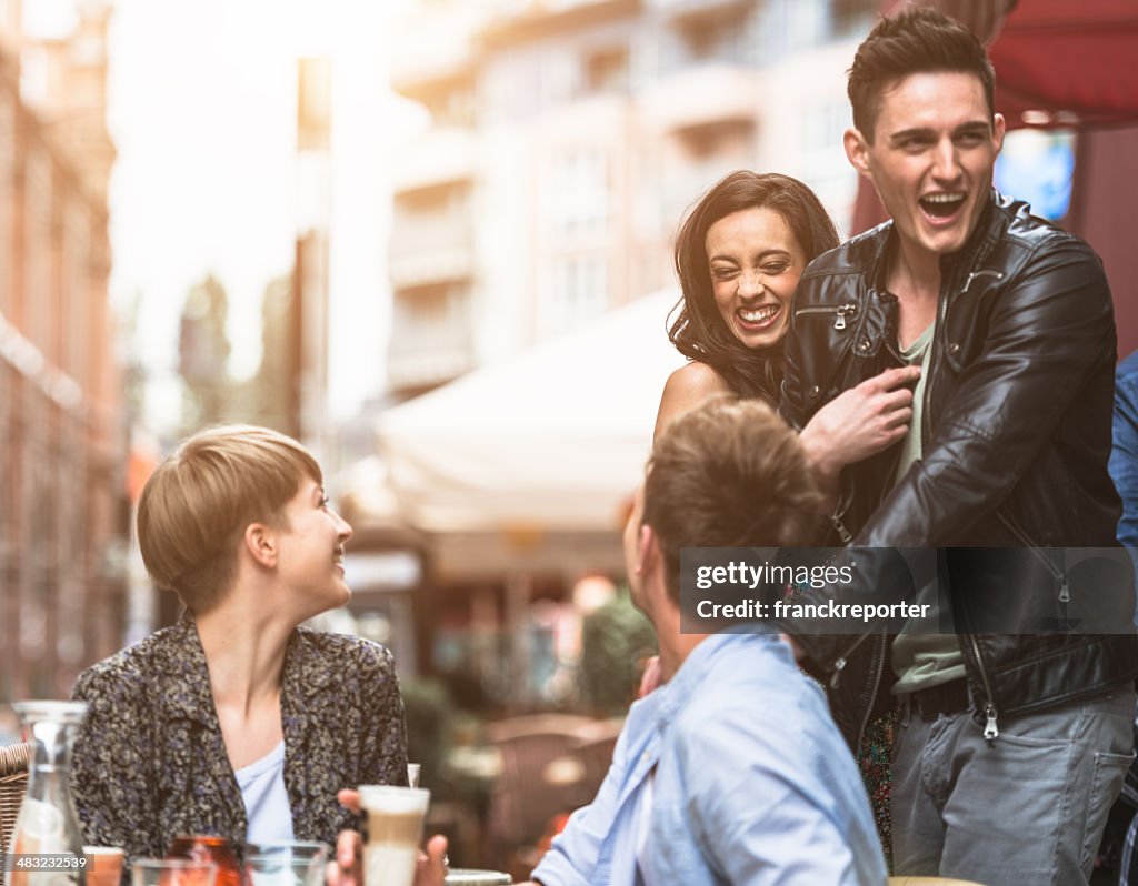 Freunden treffen im Café