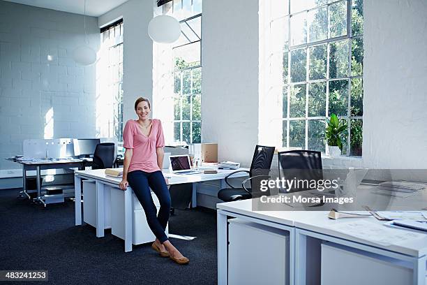 businesswoman in trendy office - leaning stock-fotos und bilder