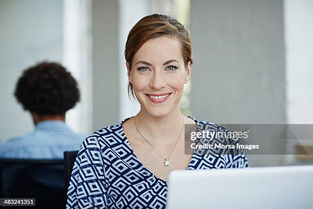 portraits of smiling business woman - 後梳髮型 個照片及圖片檔