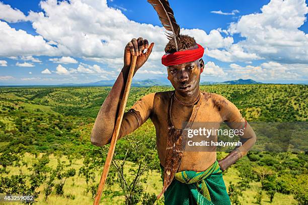 hombre joven de tribu mursi, etiopía, áfrica - tribu mursi fotografías e imágenes de stock