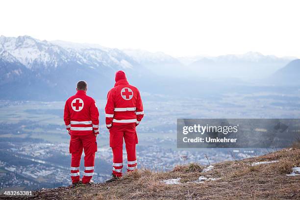 cruz vermelha auxiliar na montanha - comité internacional da cruz vermelha imagens e fotografias de stock