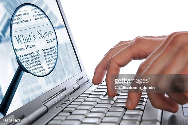 online de noticias, man's hands teclado de la computadora portátil, lupa en pantalla - article fotografías e imágenes de stock