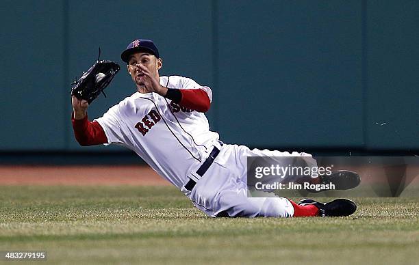 Grady Sizemore of the Boston Red Sox makes a catch on a run-scoring sacrifice fly off the bat of Mitch Moreland of the Texas Rangers in the fourth...