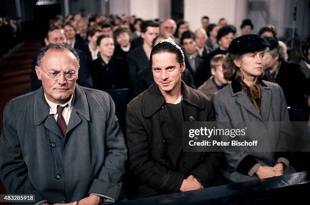 "Werner Kreindl, Jochen Schroeder, Marita Breuer, Statisten, ARD-TV-Spiel ""Das Winterhaus"" am in Eystrup, Deutschland. "