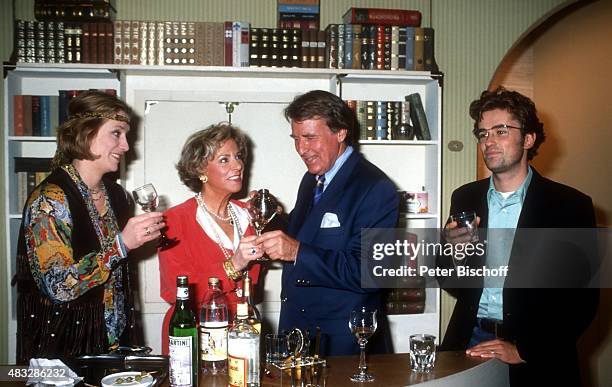 "Elisabeth Niederer, Gudrun Thielemann, Günther Schramm, Timothy Peach, Theaterstück ""Die Cocktailstunde"" am in ""Glocke"" in Bremen, Deutschland. "