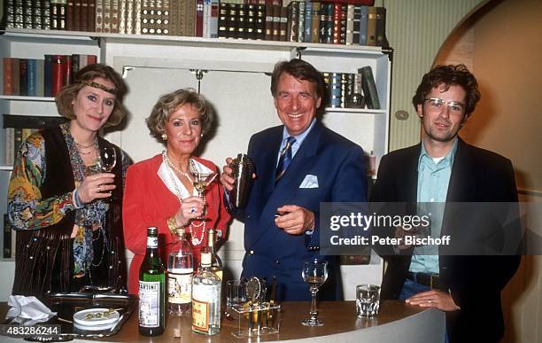 "Elisabeth Niederer, Gudrun Thielemann, Günther Schramm, Timothy Peach, Theaterstück ""Die Cocktailstunde"" am in ""Glocke"" in Bremen, Deutschland. "