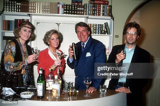 "Elisabeth Niederer, Gudrun Thielemann, Günther Schramm, Timothy Peach, Theaterstück ""Die Cocktailstunde"" am in ""Glocke"" in Bremen, Deutschland. "