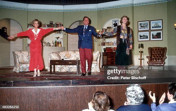 "Gudrun Thielemann, Günther Schramm, Elisabeth Niederer, Theaterstück ""Die Cocktailstunde"" am in ""Glocke"" in Bremen, Deutschland. "