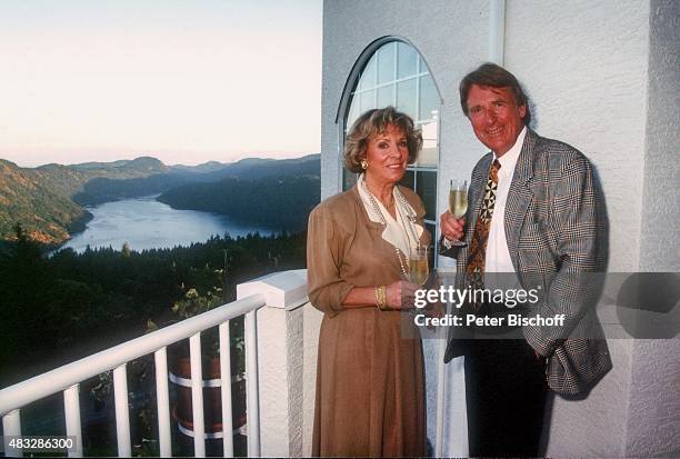 "Günther Schramm, Ehefrau Gudrun Thielemann, Homestory am auf Vancouver Island, Kanada. "