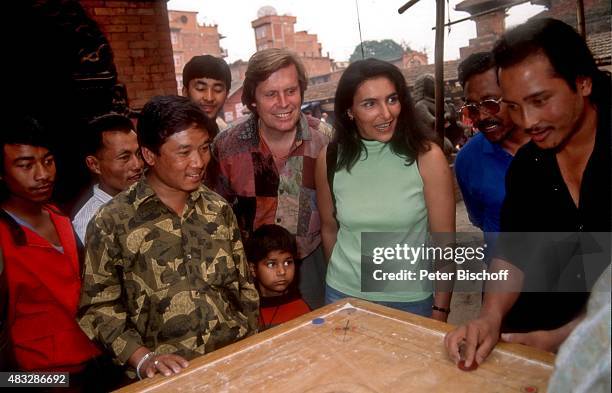 "Sigmar Solbach, Lebensgefährtin Nassira Cheraiet und Einheimische, Urlaub am in Kathmandu, Nepal. "