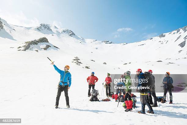 bergsteigen - bergsteiger gruppe stock-fotos und bilder