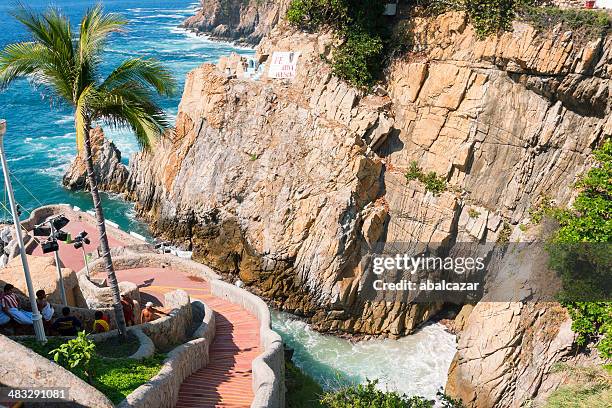 divers at la quebrada cliffs - la quebrada acapulco stock pictures, royalty-free photos & images
