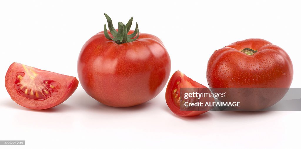 Tomates rojos y rebanadas