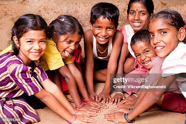 alegre indian niños jugando en maharashtra - indian child fotografías e imágenes de stock