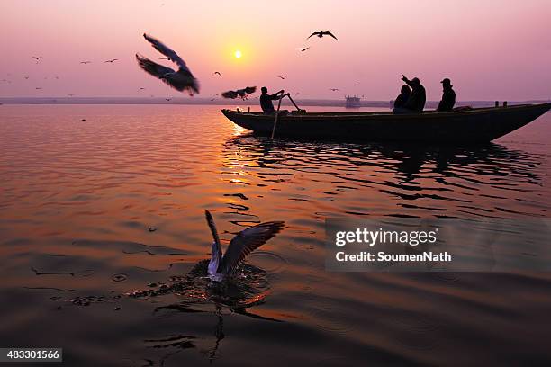 manhã cedo cena com pássaros e barcos em varanasi, - rio ganges imagens e fotografias de stock