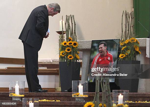 President of FC Bayern Muenchen Karl Hopfner bows next to a photograph of recently-deceased Stephan Beckenbauer during the memorial service at Hl....