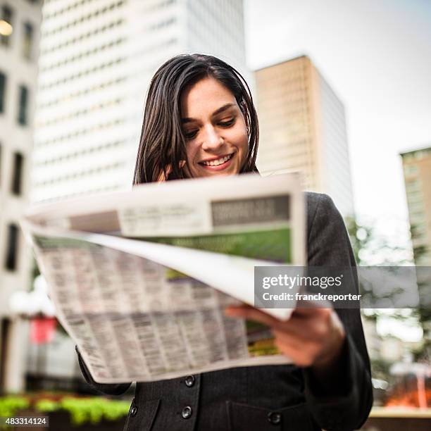 business woman reading eine zeitung und rufen am telefon - paper city stock-fotos und bilder