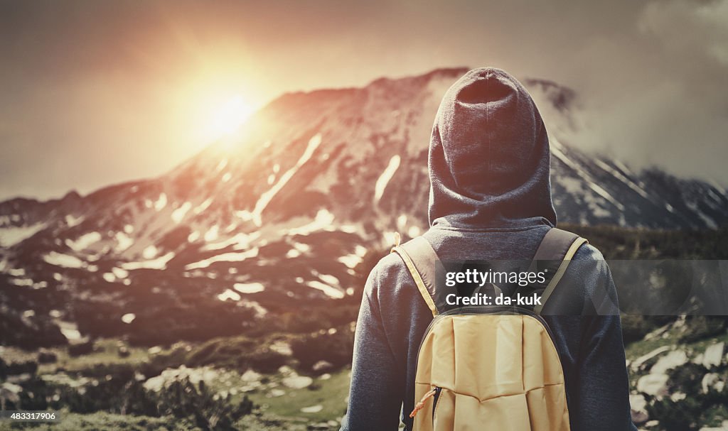 Marche avec sac à dos voyage dans les montagnes au coucher du soleil