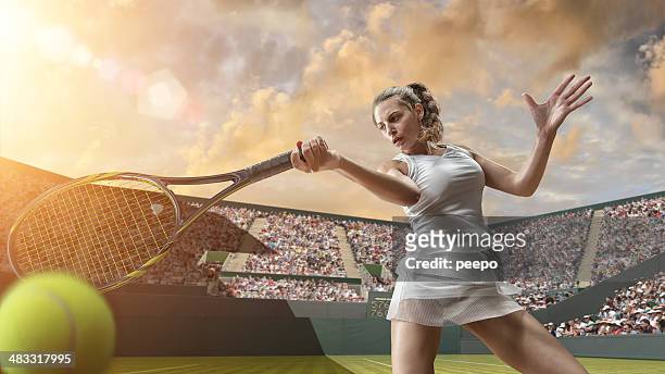 fille en gros plan de tennis frapper le ballon - tennis raquet close up photos et images de collection