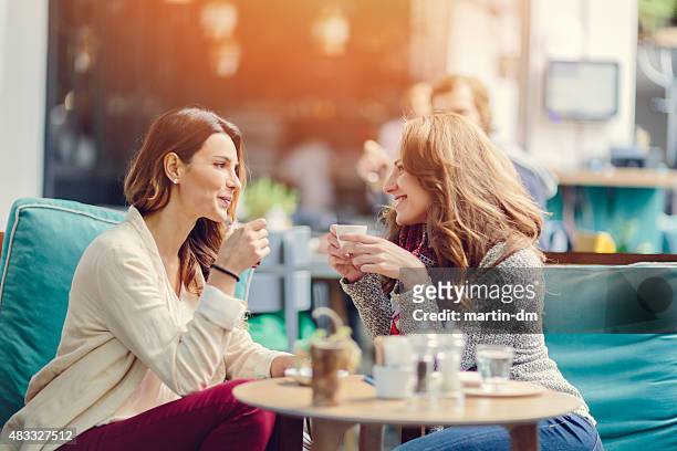 zwei frauen reden in einem café - 2 frauen gespräch ohne männer cafe stock-fotos und bilder