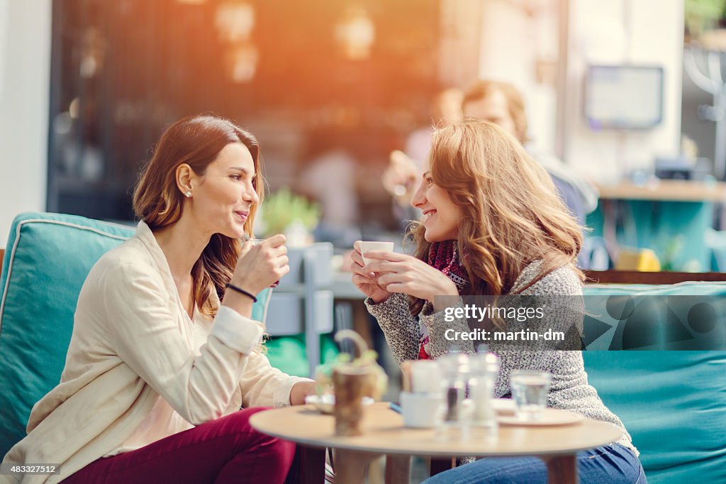 Duas Meninas falando em um café