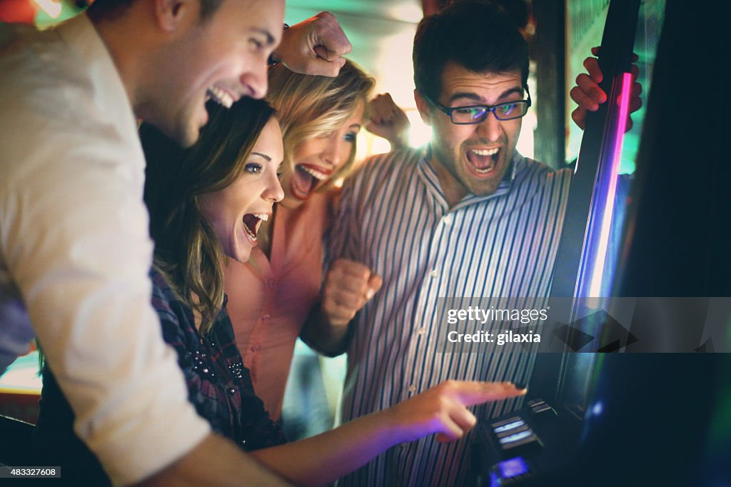 Gruppe von jungen Erwachsenen, die Spaß im casino.