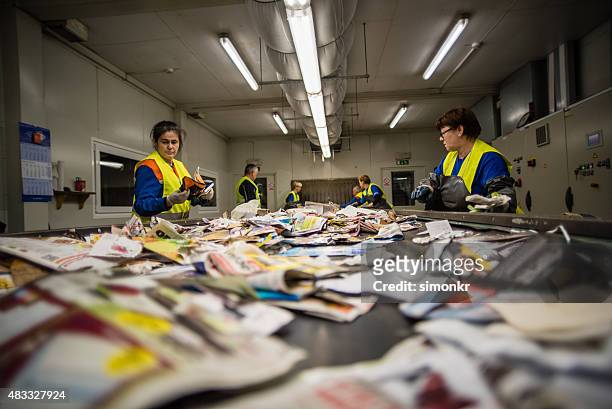 arbeitnehmer sortierung zeitung beim recycling-plant - wiederverwertungsanlage stock-fotos und bilder
