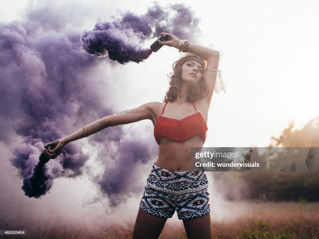 Mädchen mit violetten in einem park mit Sonne flare