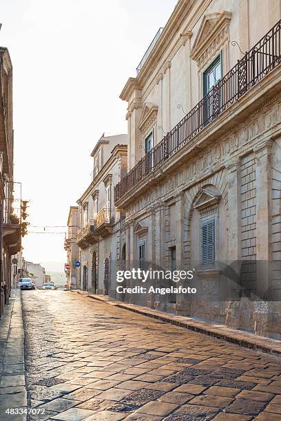 alley en noto, sicilia - noto fotografías e imágenes de stock