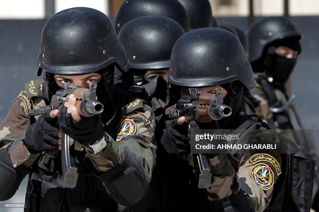 TOPSHOT-PALESTINIAN-ISRAEL-SECURITY-WOMEN