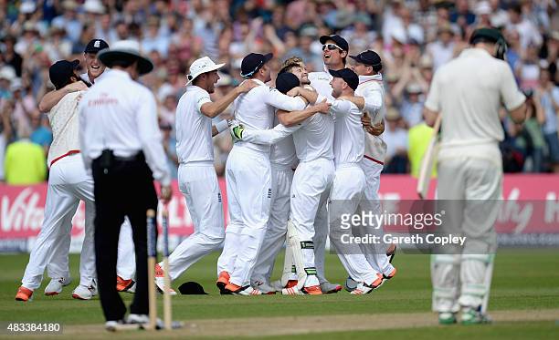 England players celebrate winning the 4th Investec Ashes Test match between England and Australia at Trent Bridge on August 8, 2015 in Nottingham,...