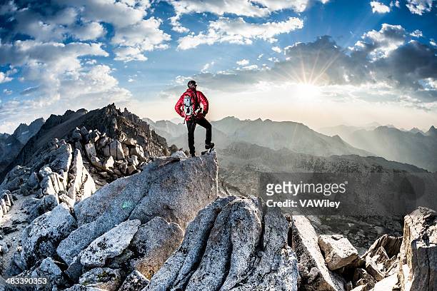 bold - bergsteiger gipfel stock-fotos und bilder