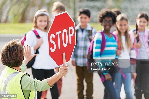 protección de cruce escolar - crossing sign fotografías e imágenes de stock