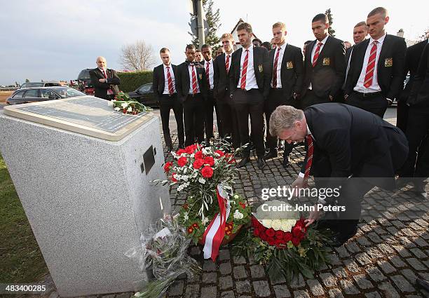 Manager David Moyes of Manchester United and the Manchester United squad visit the memorial to the victims of the Munich Air Disaster in 1958 on...