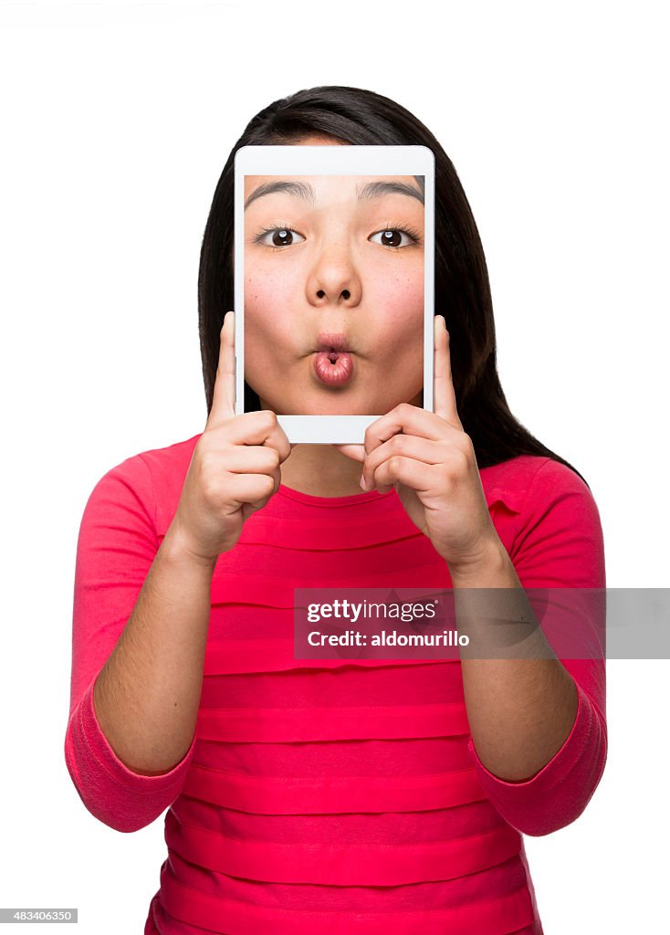 Hispanique fille avec tablette numérique en drôle des autophotos