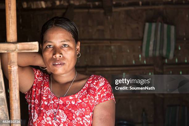 donna di una tribù con tripuri clan in tripura, india - tripura state foto e immagini stock