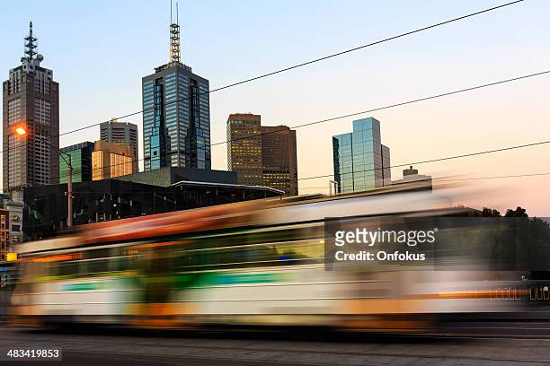 tranvía en marcha al atardecer, ciudad de melbourne, australia - tram fotografías e imágenes de stock