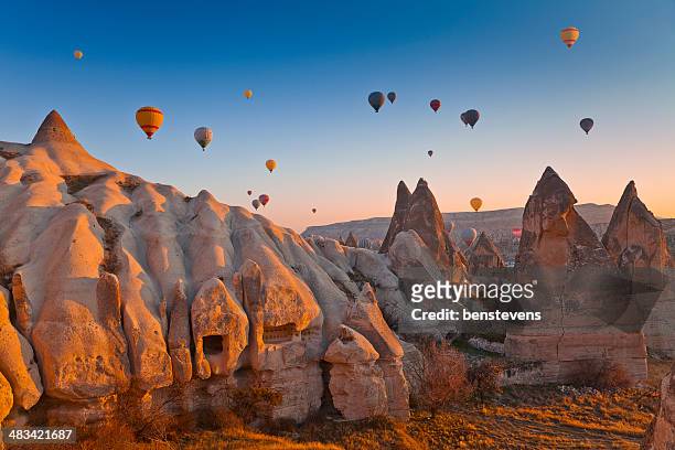 kappadokien, türkei - cappadocia hot air balloon stock-fotos und bilder