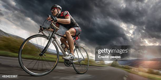 mountain bike riding difícil outrun storm - turn fotografías e imágenes de stock