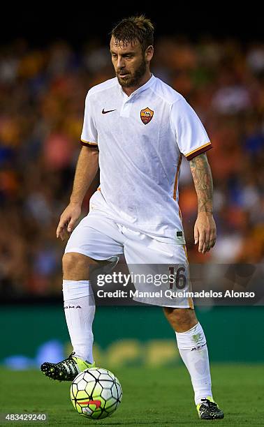 Daniele De Rossi of Roma controls the ball during the pre-season friendly match between Valencia CF and AS Roma at Estadio Mestalla on August 8, 2015...