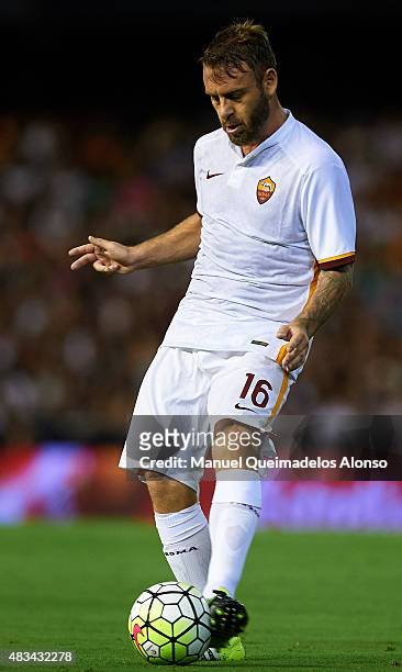 Daniele De Rossi of Roma controls the ball during the pre-season friendly match between Valencia CF and AS Roma at Estadio Mestalla on August 8, 2015...
