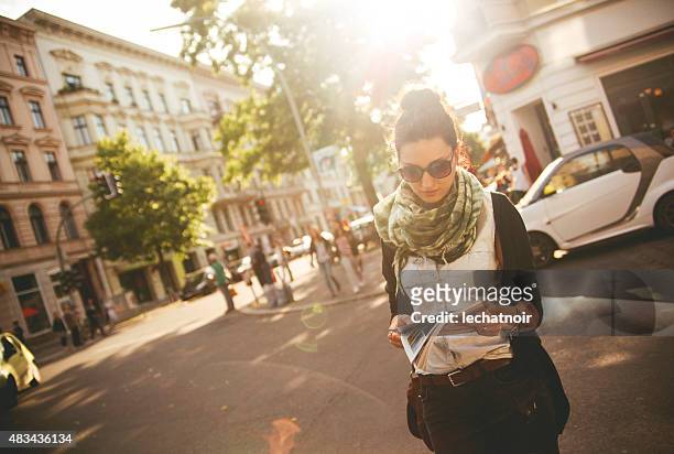 hembra de turistas caminando por la calle en berlín - berlin cafe fotografías e imágenes de stock