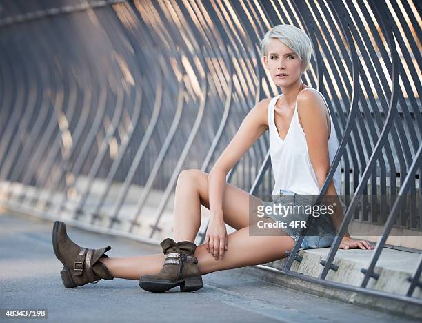 urban moda bella donna con un elegante look per il tempo libero - capelli grigi foto e immagini stock