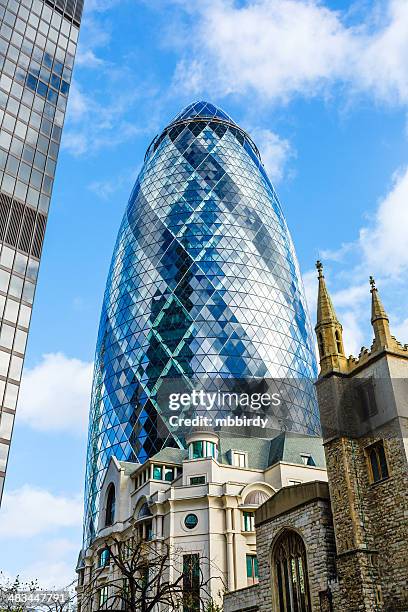 gherkin wolkenkratzer, city of london - wolkenkratzer swiss re tower stock-fotos und bilder