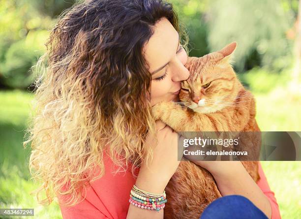 girl with cat - ginger cat stockfoto's en -beelden