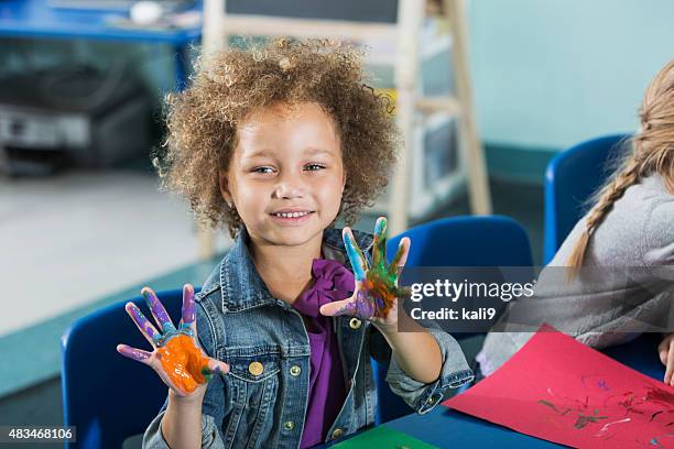 little girl in preschool, hands covered with paint - 4 girls finger painting 個照片及圖片檔